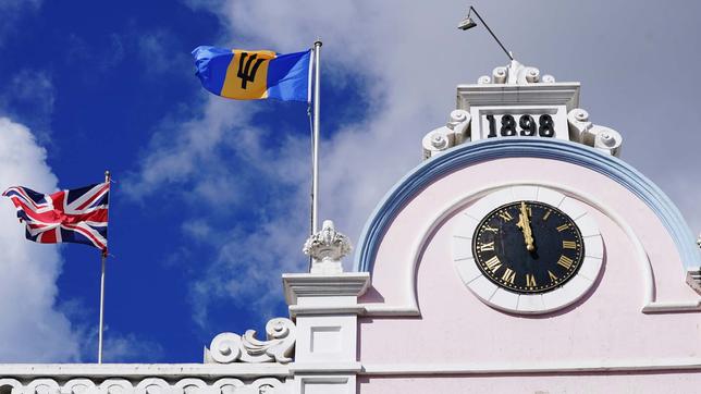 Staatsflaggen von Großbritannien und Barbados