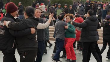 China: Tanzen im Park statt Altenheim – Chinas Silver Generation.