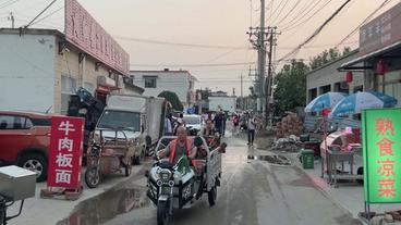 Straßenszene in China: Fußgänger und Fahrzeuge