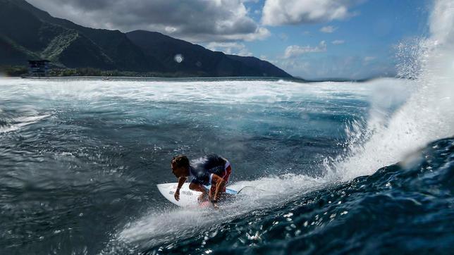 Surfer beim Training auf der französisch-polynesischen Insel Tahiti 