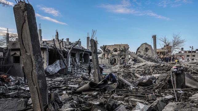 Blick auf beschädigte Häuser neben einer zerstörten Moschee nach einem israelischen Luftangriff