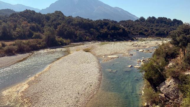 Ein unberührter Fluss in Albanien