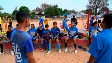 Indien: Jungen und Mädchen gemeinsam auf dem Fußballplatz.