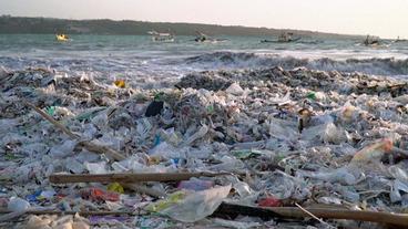 Plastikmüll an Strand 