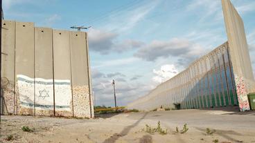 Mauer mit aufgemalter israelischer Fahne 