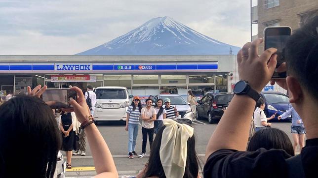 Touristen fotografieren den Fuji 