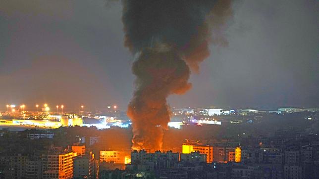 Flammen und Rauch steigen nach einem israelischen Luftangriff in Dahieh, einem Vorort von Beirut, auf.