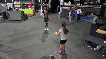 Geflüchtete Kinder spielen in früherem Club