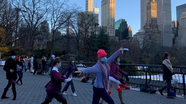 New York: In Corona-Zeiten üben Balletttänzerinnen im Freien