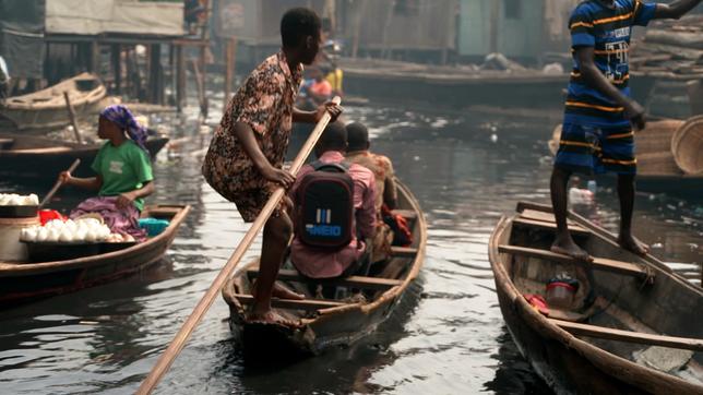 Nigeria: Mit dem Boot in die Schule.