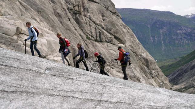 Touristen wandern auf Gletscher