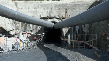 Rohrleitungen an einem Tunnelportal 