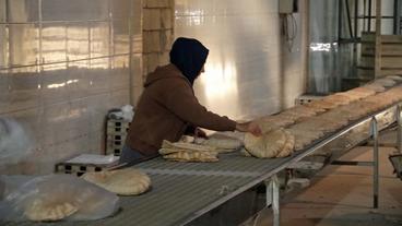 Frau arbeit in Bäckerei 