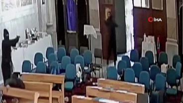Maskierte Terroristen in Kirche