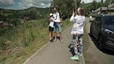 Frau fotografiert Mann und Kind