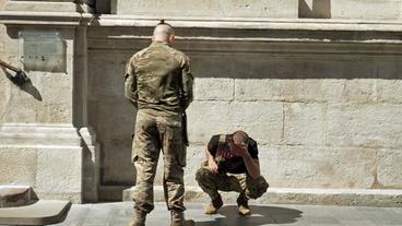 Soldat trauert um Kameraden