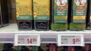 Flaschen mit Olivenöl im Verkaufsregal