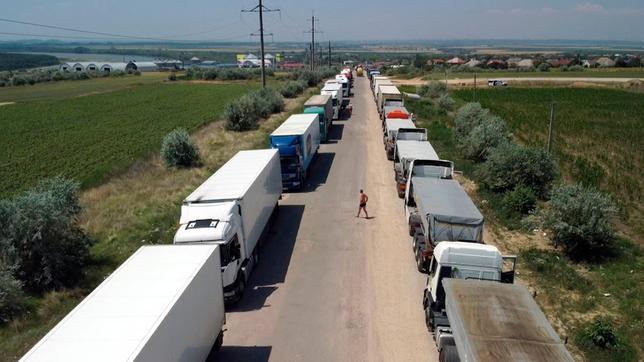 Lkw-Stau im Grenzgebiet des Dreiländerecks Moldau, Rumänien, Ukraine: Manche Fahrer stehen bis zu einer Woche in Giurgiulesti, bis sie weiterfahren können.