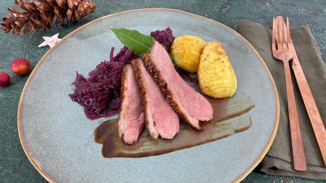 Entenbrust mit geschmortem Rotkohl und Fächerkartoffeln