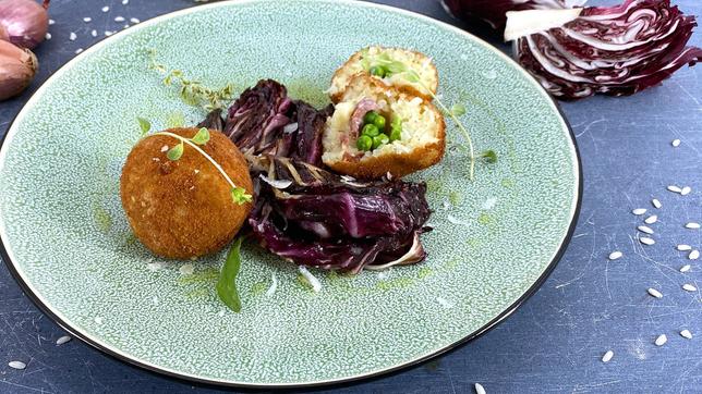 Gebackene Risottobällchen mit gebratenem Radicchio