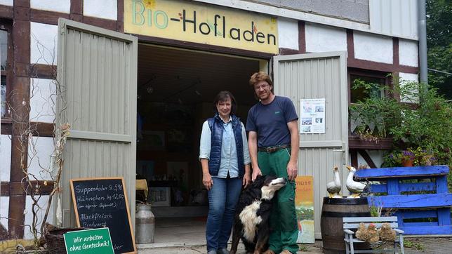 Herr und Frau Hense mit Hund vor ihrem Bio-Hofladen