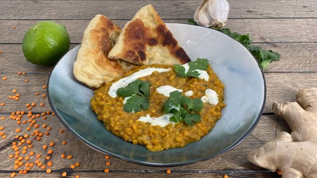 Rotes Linsen-Dal mit Naan-Brot