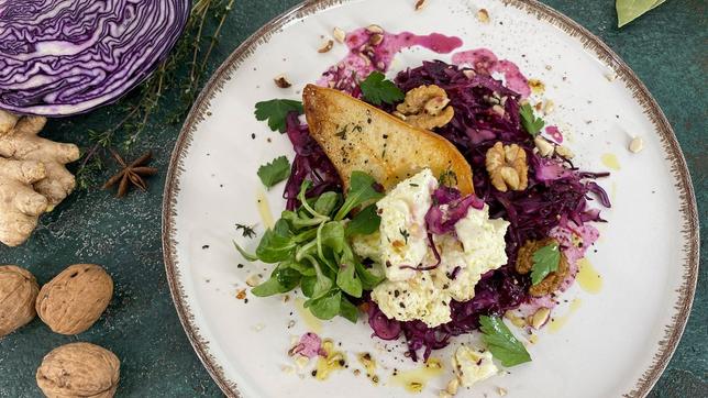 Rotkohlsalat mit geschmorten Birnen und Feta