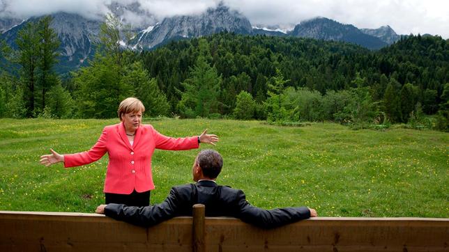 Angela Merkel im Gespräch mit US-Präsident Barack Obama beim G7-Gipfel auf Schloss Elmau, 2015.