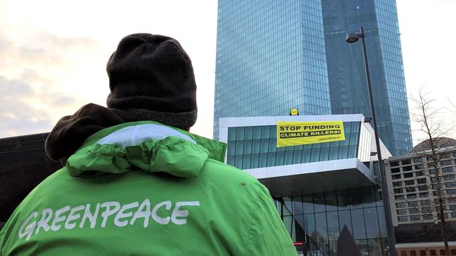 Hautnah dabei: Greenpeace-Aktivisten protestieren auf dem Dach gegen die "klimaschädliche" Finanzpolitik der Europäischen Zentralbank