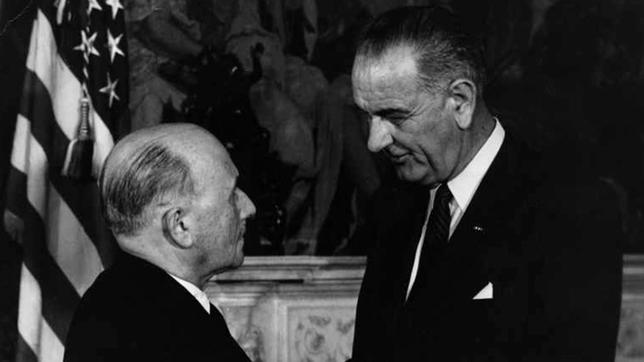 Jean Monnet erhielt für den Aufbau eines vereinten Europas vom amerikanischen Präsidenten, Lyndon B. Johnson, die Freiheitsmedaille und er ist der erste Ehrenbürger Europas.