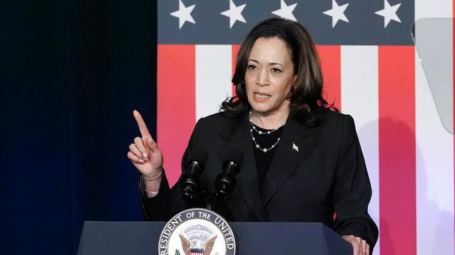 US-Vizepräsidentin Kamala Harris kommt am17.07.2024 bei einer Wahlkampfveranstaltung in Kalamazoo, Michigan, an.