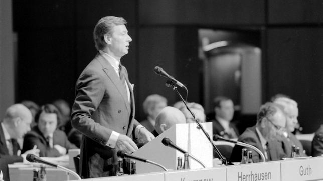 Alfred Herrhausen spricht bei der Hauptversammlung am 10. Mai 1989 in der Alten Oper/Frankfurt a.M..