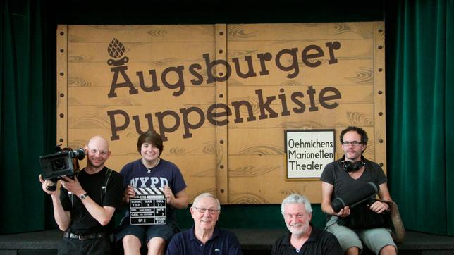 Armin Maiwald (3.v.l) unterwegs auf seiner Reise besucht er die "Augsburger Puppenkiste".