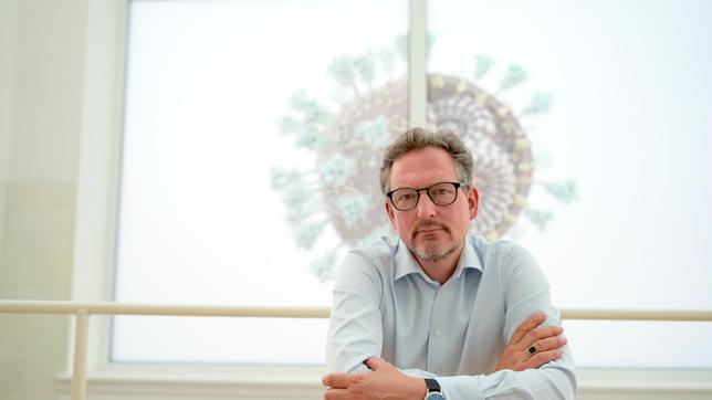 Bild: WDR/Bilderfest/Jonny Müller-Goldenstedt Auf seiner Reise durch die Republik trifft Eckart von Hirschhausen Patienten und Patientinnen mit ME/CFS - die Erkrankung wird durch Viren ausgelöst, äußert sich durch extreme Erschöpfungszustände und ist die schwerste Form von Long Covid.