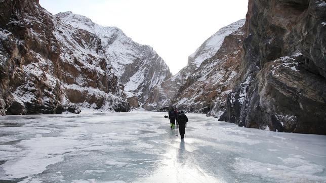 Fluch und Segen: Nur die extreme Kälte ermöglicht die Überquerung des Flusses Zanskar, aber sie macht auch allen zu schaffen.