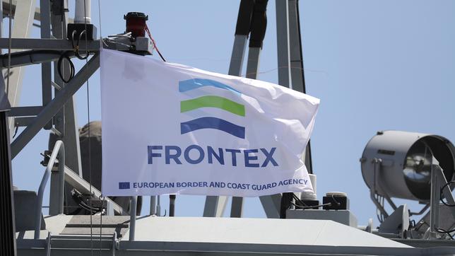 Eine Fahne der Europäischen Agentur für die Grenz- und Küstenwache Frontex weht auf einem italienischen Militärschiff.