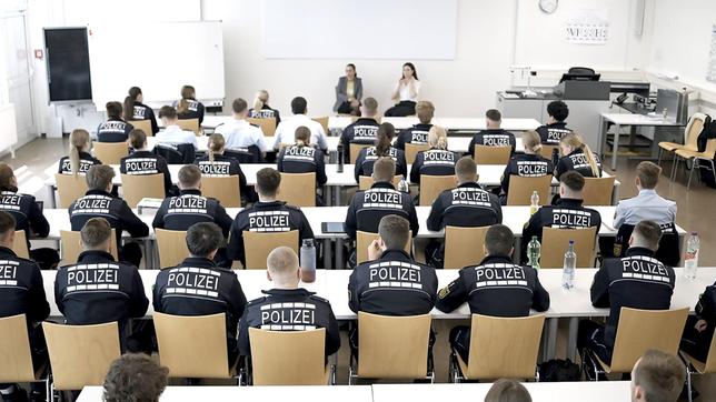 Polizisten der Polizeihochschule Baden-Württemberg treffen auf Vertreter der Sinti und Roma.