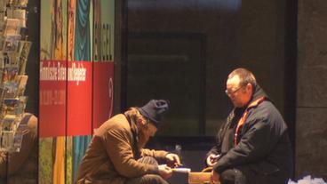 Franziskanerbruder Tobias Matheis (rechts) kümmert sich in Würzburg um Obdachlose