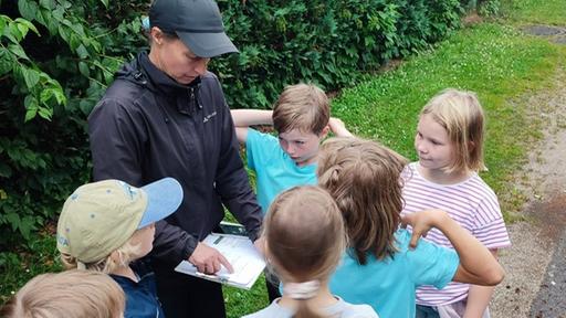 Jana Weber mit einer Gruppe Kinder, die zu Bachforschenden wurden. 