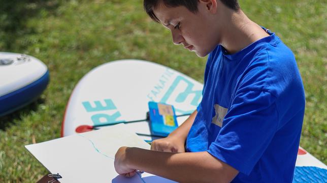 Hier entsteht ein Wasser-Bild eines Schülers von der Staatliche Realschule Neusäß im Juli 2024