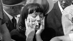 Eine Frau sitzt am 09.09.1972 in Tel Aviv tränenüberstömt bei der Beerdigung eines der Opfer an einem Sarg