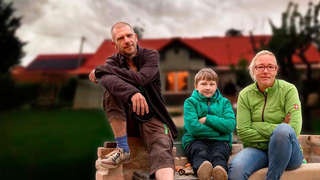 Familie Rebs, ausgewandert aus Deutschland nach Ungarn, vor ihrem Haus südlich des Plattensees.