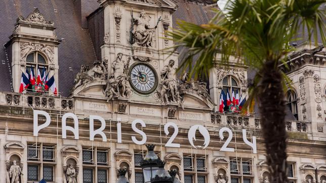Paris, Frankreich 4. Mai 2024 - Tafeln der Olympischen Spiele Paris 2024 schmücken die Fassade des Hotel De Ville. Die Olympischen Spiele Paris 2024 finden vom 26. Juli bis 11. August 2024 statt und dauern 16 Tage.
