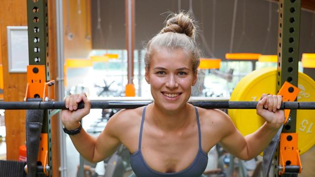 Jana Eberhart hat einen stressigen Alltag. Die Studentin arbeitet als Model und ist leidenschaftliche Sportlerin. Sie steht vor einem Ironman-Wettkampf. Kann eine Ernährungsumstellung ihren Darm so stärken, dass sie bessere Leistungen erzielen kann? Dr. Jens Freese begleitet Jana bei ihrem Vorhaben über einen längeren Zeitraum. Der Sport- und Ernährungsberater ist überzeugt davon, dass die Darmgesundheit eine große Rolle spielt, wie leistungsfähig jemand ist. Welchen Einfluss werden Ernährungsumstellung und andere Interventionen haben? Und was für eine Rolle spielt das Mikrobiom dabei?