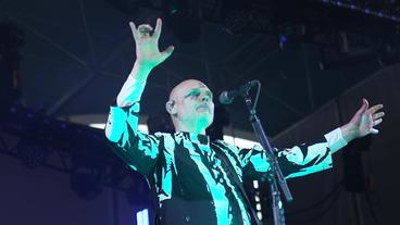 Der Musiker Billy Corgan auf der Bühne vor einem Mikrofon