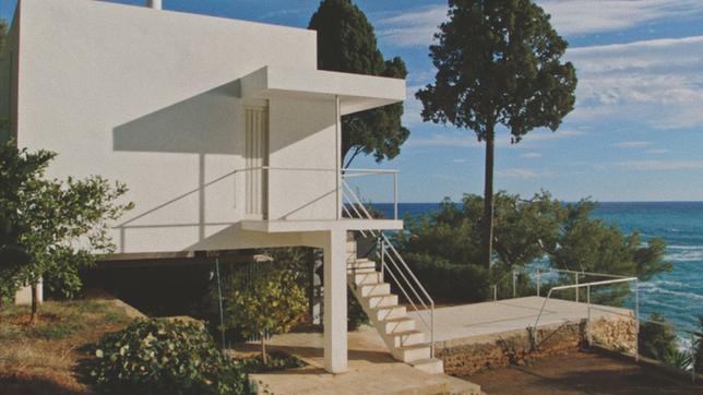 Haus und Bäume, im Hintergrund das Meer