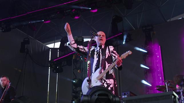 Sänger und Gitarrist Billy Corgan von der Band Smashing Pumpkins auf der Bühne