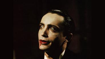 Udo Kier als Dracula mit Blut am Kinn