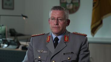 Ein Generalleutnant der Bundeswehr sitzt in einem Stuhl. Er gibt ein Interview.