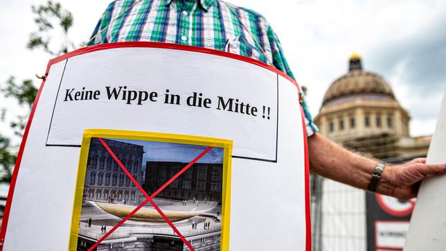 Protest gegen das Einheits- und Freiheitsdenkmal in Berlin